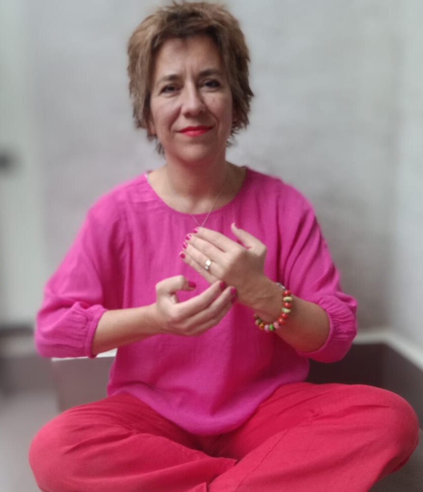 Na zdjęciu terapeutka EFT pokazuje, jak stosować EFT